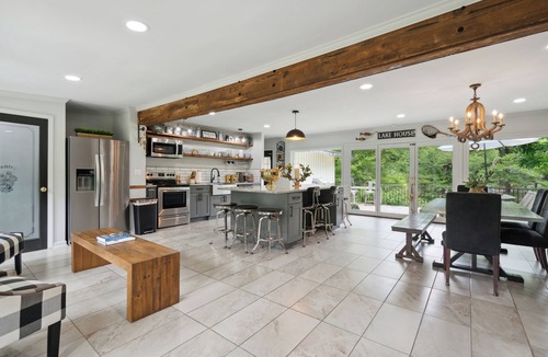 Raleigh House | 》Breathtaking Lakefront Luxury game room+ waterfront Fire Pit 4BR sleeps 10《