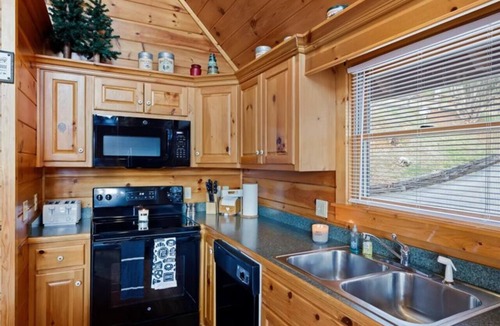 Black Bear Falls Cabin | Breathtaking views of the Smokies, 3 mins to Gatlinburg!