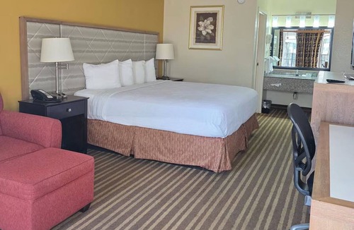 Tyner Hotel | Bright & Affordable Room Perfect for Exploring Chattanooga Attractions