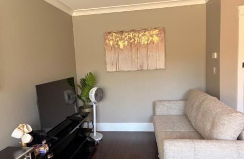 Fraserview Apartment | Bright and cozy 1B1B Suite Near YVR, DT, Free parking and Private Entrance