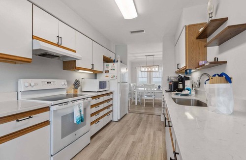 Buxton House | Bright Buxton townhouse with pool access, fast WiFi, AC, W/D & ocean views