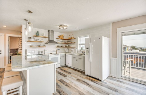 Kitty Hawk Cottage | Bright Kitty Hawk Home w/Hot Tub, Walk to Beach!