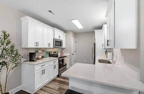 Taylors House | Bright & Modern New Home, King Beds | Sleeps 8 |10 min to Greenville & Paris Mtn