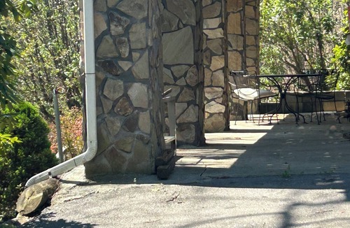 Lynn Garden Apartment | Bristol motor speedway Race fans 1 bedroom/1 bathroom apartment -sleep up to 6