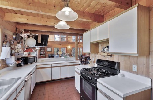 Salem House | Brower Drive Escape: Spacious 5BR home in Salem, perfect for family getaways!