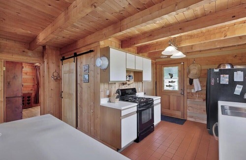 Salem House | Brower Drive Escape: Spacious 5BR home in Salem, perfect for family getaways!