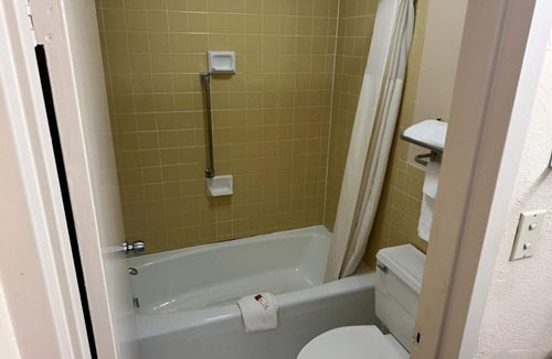 Harriman Hotel | Budget-Friendly King Room with Free Parking & Bfast – Convenient I-40 Location