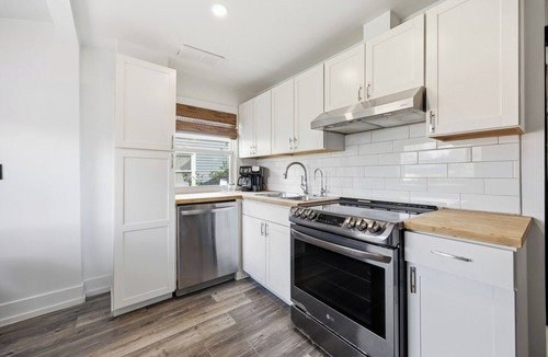 Sarnia House | Bungalow On Ann/pet friendly with a fenced in yard