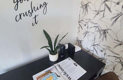 Ruthven Apartment | Business Traveller/Couples 1-BED DOWNTOWN KINGSVILLE ~ A Cozy Private Apt SUITE
