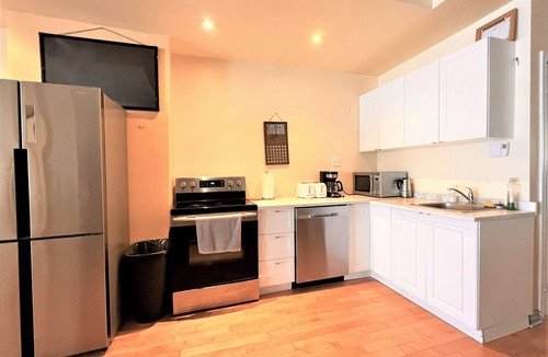Plateau Mont Royal House | C12~Private Sunny Terrace+15 Beds/Sofabeds+5 Full baths+Free parking