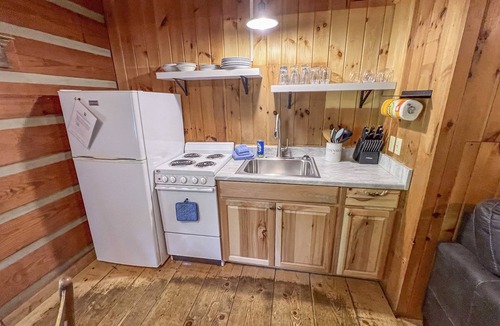 Cherokee Cabin | Cabin #6 - Riverfront w/Large Back Deck & more!