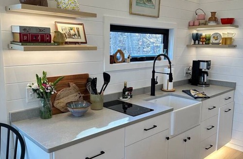 Elon House | Cabin + Studio By The River | Kayaks, Trails, Gym