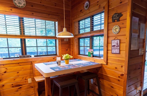 Bear Den Cabin | Cabin with Hot Tub 1 MI to Blue Ridge Parkway