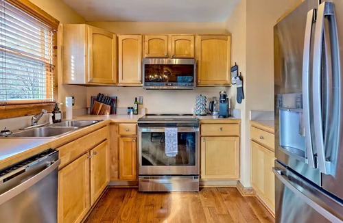 Hiawassee Cabin | Cabin with Mountain & Lake Views, Fire Pit, WiFi, AC, EV Charger, Pond/Fountain