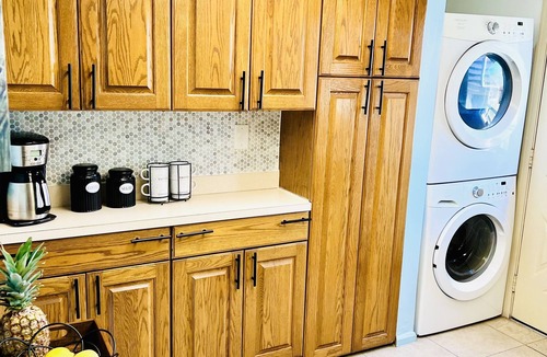 Northeast Virginia Beach House | Captain's Mansion 8bdrm/18guests vacation gem steps to beach