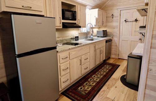 Highlands House | Carolina Cozy: Easy Walk to Main Street | Adorable Tiny Home w/Screened Porch