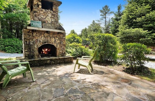 Highlands House | Carolina Cozy: Easy Walk to Main Street | Adorable Tiny Home w/Screened Porch