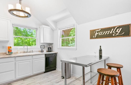 Royal Pines House | Carriage House and Studio on Historic Inn Property