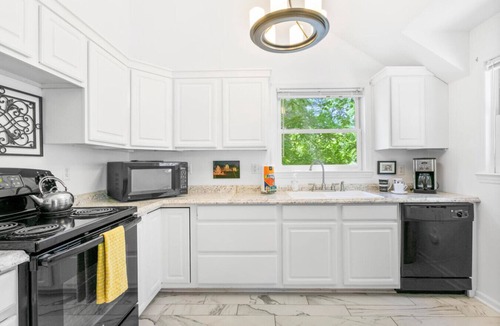 Royal Pines House | Carriage House on Historic Inn Property