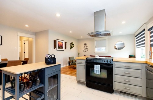 Talbot's Corner House | Casa Azul: Designer Ranch w/Hot Tub & Fenced Yard