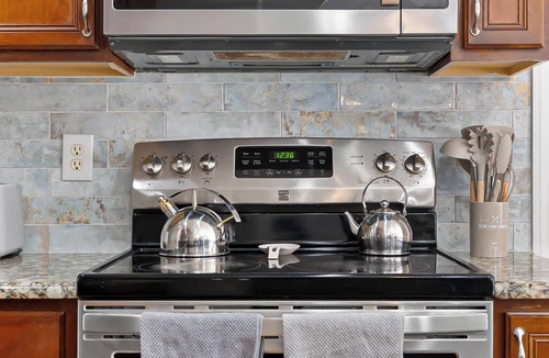 Raleigh House | ~ Casa Monarca ~ Fire Pit, BBQ Grill, Tree house, King Bed