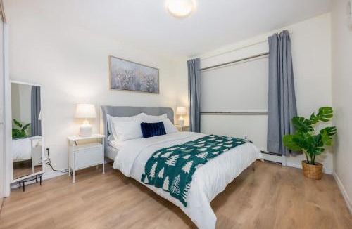 East Side House | Central Van 3BR Upper Suite - Near Skytrain