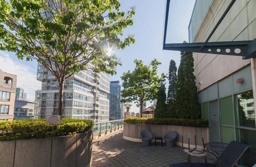 Downtown Toronto Apartment | Centrally Located 3-BR Condo in DT Toronto