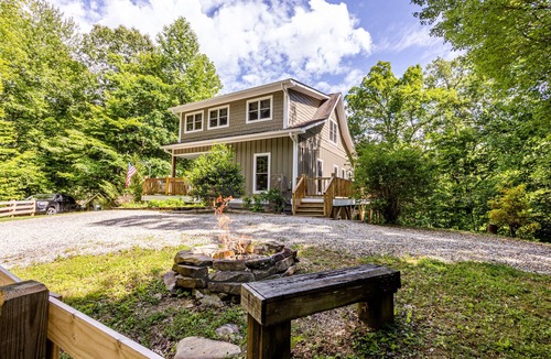 Almond Cottage | Centrally located cottage 5 mins to Tsali, Fontana Lake, 15 mins to Bryson Cityn