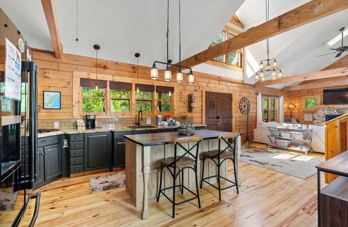 Rutherfordton Cabin | Chalet Vie at Lake Lure | Hot Tub | Fire Pit | Dog Friendly | Sleeps 7