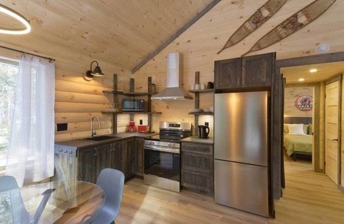 La Malbaie Ski Chalet | Chalets de Môh - IROQUOIS - Family Getaway, Patio, and BBQ