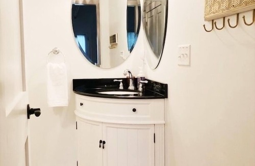 Charleston House | Charleston Guest House- Easy parking! Quiet, safe neighborhood! Close to Dwntn!