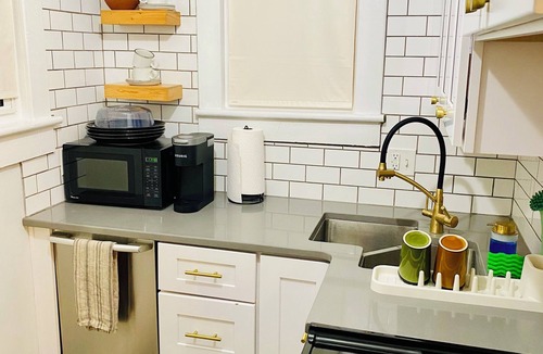 Portsmouth House | Charming 1-Bedroom 1-Bath Unit with Beautiful Riverfront Sunsets in Portsmouth