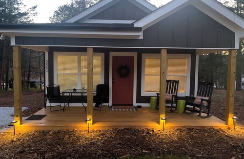 Oconee County Cottage | Charming 2-bedroom Tiny House with WiFi, near Clemson University & Lake Keowee.