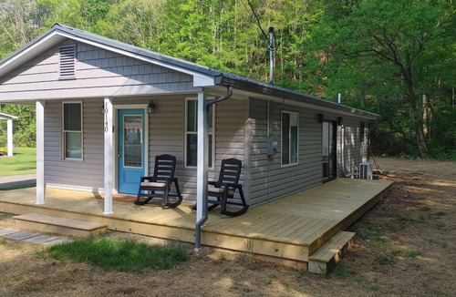 Johnson County House | Charming 2-bedroom house with WiFi, AC in wonderful Shady Valley