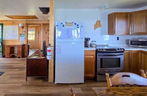 Mac Mahan Cabin | Charming 2-bedroom waterfront home in Wiscasset, ideal for family getaways.