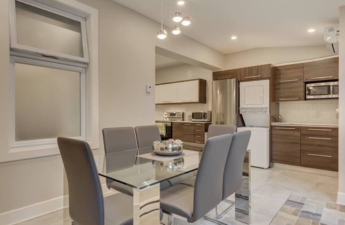 Mile End House | Charming 2BR townhouse w. Parking in Quiet Neighbourhood