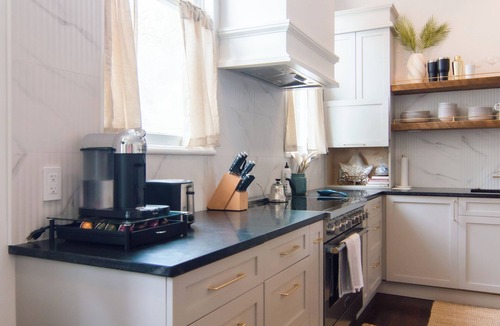 South of Broad Condo | Charming 3-Bedroom, 2-Bathroom Retreat in the Heart of Historic Charleston