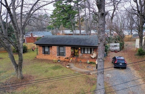 Oakhurst House | Charming 3-bedroom house in Charlotte with AC