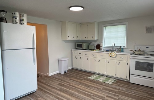 Albany House | Charming 3-bedroom house with WiFi, AC just 2 miles from Dale Hallow lake