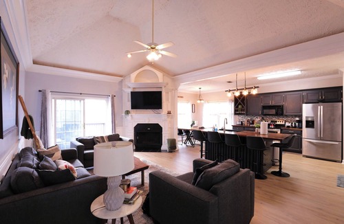 La Vergne House | Charming 3 BR Home with Cozy fire pit-3 minutes to highway & convenient location
