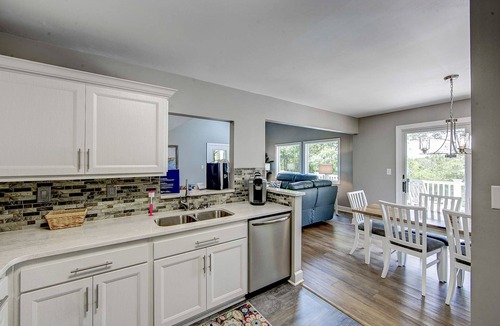 Frisco House | Charming 3BR home in Frisco with Wifi, Full Kitchen and Private Hot Tub