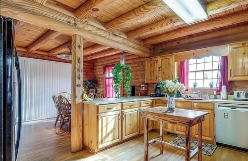 Eden House | Charming 3BR Log Cabin on 5-Acre Private Lot in Pembroke