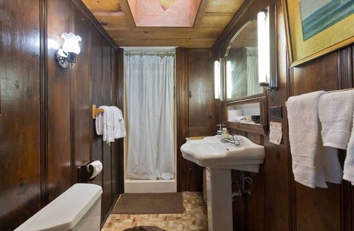 Missionary Ridge Bed & Breakfast | Charming 4-bedroom flat in peaceful Chattanooga Missionary Ridge neighborhood