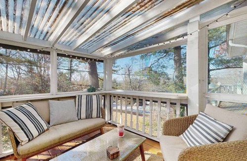 Royal Pines House | Charming 4BR retreat with Full Kitchen, Wifi and Patio | Pet-friendly