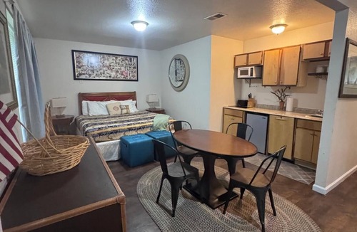 Crosstown House | Charming 5-bedroom home, Near Downtown, Beale Street & Memphis Zoo.