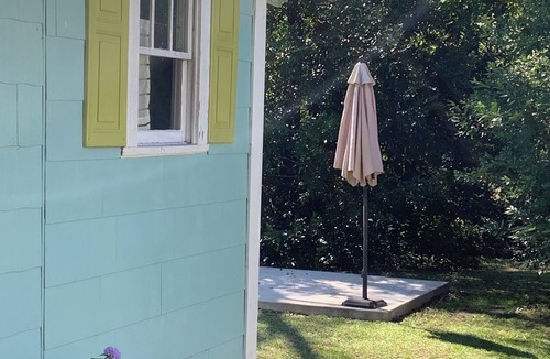 Hartsville Cottage | Charming and Comfortable Creekview Cottage with Fenced Yard