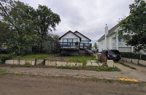 Flin Flon House | Charming East facing view of lake and city! Close to beaches,kiddies spray pool