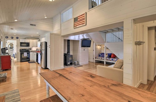 Ingles House | Charming Family Cottage, Walk to Claytor Lake