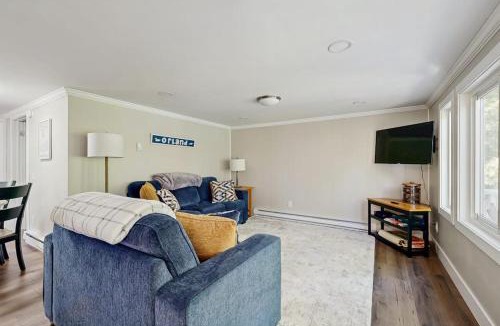 Orland House | Charming Lakefront Apartment with Deck, Patio and BBQ Grill