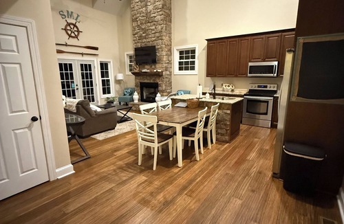 Smith Mountain Lake House | Charming Private Yet Convenient Lake Front 4-bedroom house in Wirtz